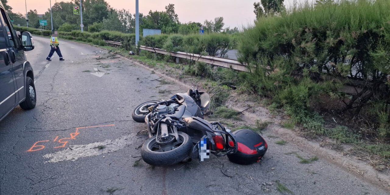 Tragédia a Gyáli úron: kisodródott és a szalagkorlátnak csapódott a 30 év körüli motoros, nem élte túl az ütközést