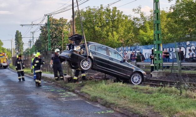 Tarolás a Szentendrei úton – a megcsúszó BMW kitörte a villanyoszlopot és a kerítést, majd a HÉV-síneken állt meg