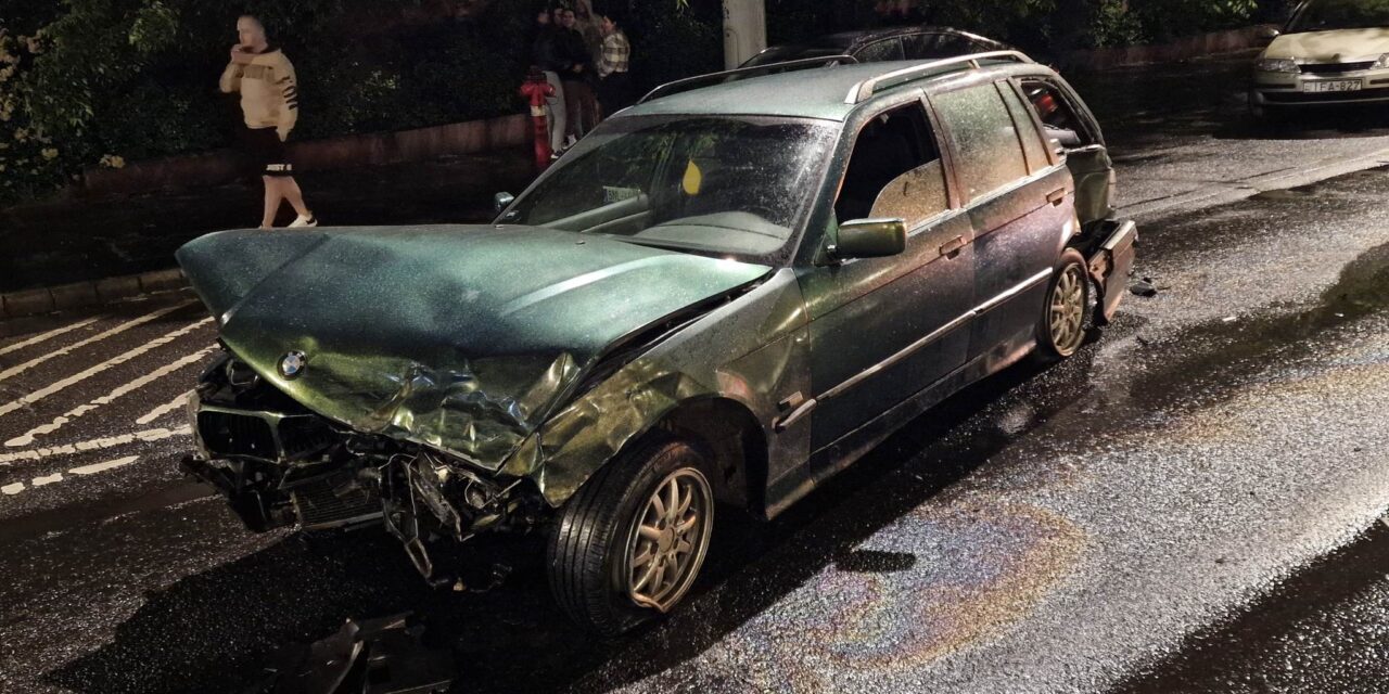 Nem bírt a lovakkal a BMW sofőrje: az elszabadult jármű kicsúszott a Hungária körúton és a parkoló autók közé csapódott