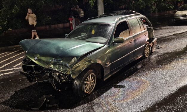 Nem bírt a lovakkal a BMW sofőrje: az elszabadult jármű kicsúszott a Hungária körúton és a parkoló autók közé csapódott
