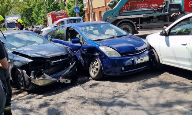 Újabb karambol Kispest egyik legveszélyesebb kereszteződésében – három autó ütközött, az egyik sofőr kórházba került