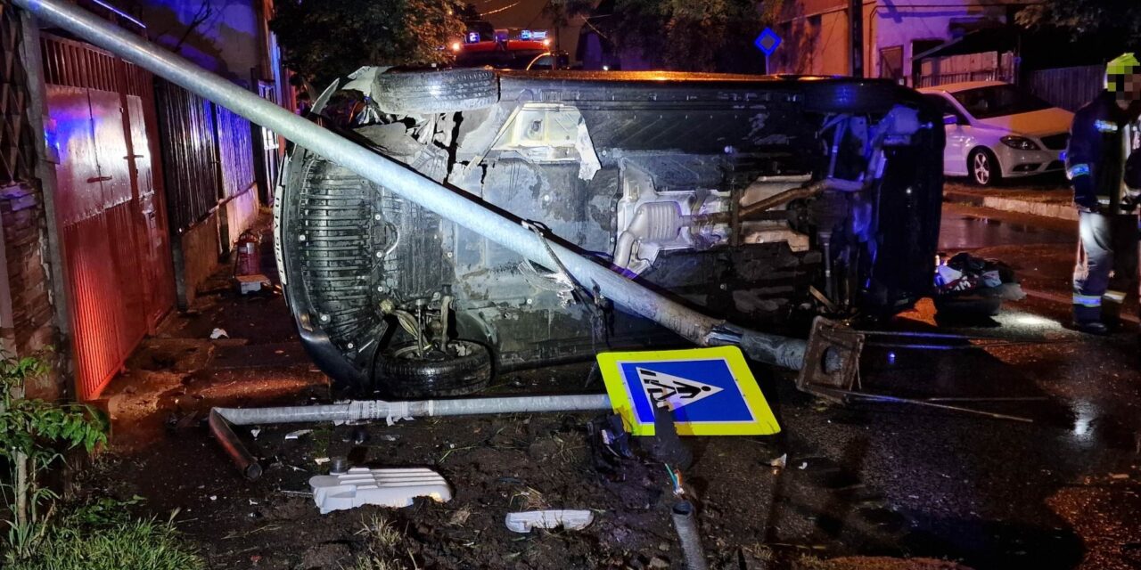 Nagy rombolás a 20. kerületben: kidöntött egy villanyoszlopot és az oldalára borult a jobbkormányos Mercedes – kikelt magából a részeg sofőr
