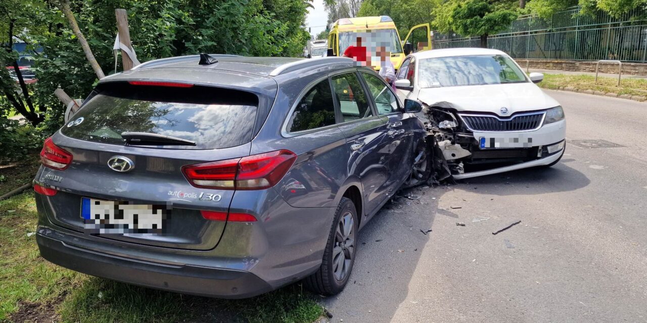 Rosszul lett a sofőr, hirtelen sávot váltott és belerohant egy Skodába a Népfürdő utcában – sietve vitték kórházba az autó vezetőjét