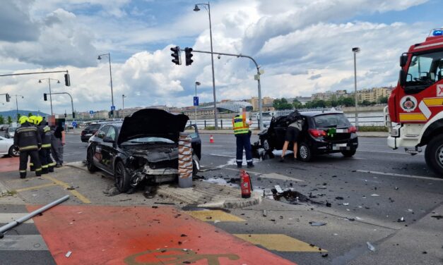Kibabrált a telezöld az Audi és az Opel sofőrjén a Petőfi hídnál, nagy erejű ütközés és súlyos sérülés lett a vége