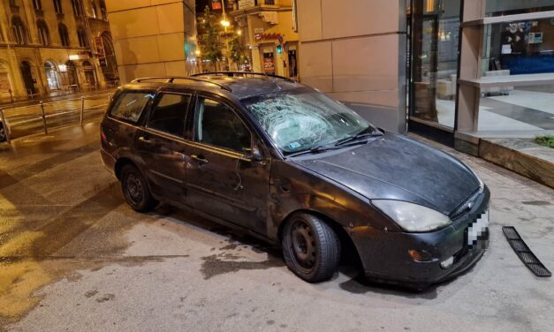 Kanyarodás helyett egyenesen tovább haladt, a Rákóczi úti irodaház kapujában állt meg az összetört Ford Focus