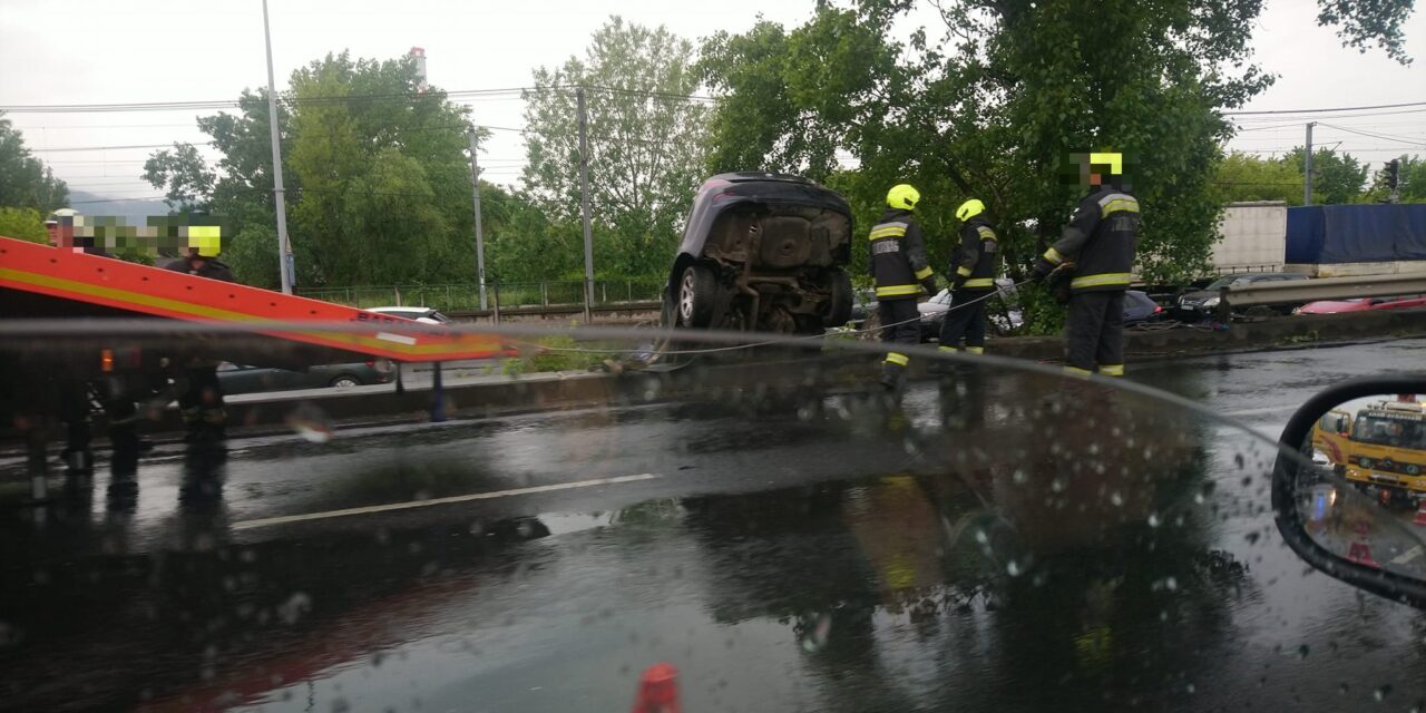 Újabb durva baleset a Szentendrei úton – belefúródott a BMW a szalagkorlátba, az arra autózók szerint véget kellene vetni a száguldásnak és a versenyzésnek