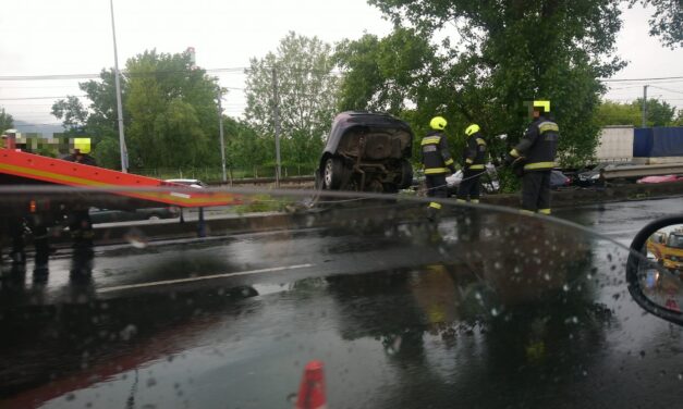 Újabb durva baleset a Szentendrei úton – belefúródott a BMW a szalagkorlátba, az arra autózók szerint véget kellene vetni a száguldásnak és a versenyzésnek