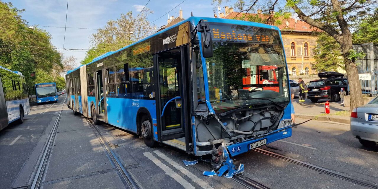 Négyen kerültek kórházba a figyelmetlen Audi-sofőr miatt – csuklós busszal ütközött egy autó Zuglóban