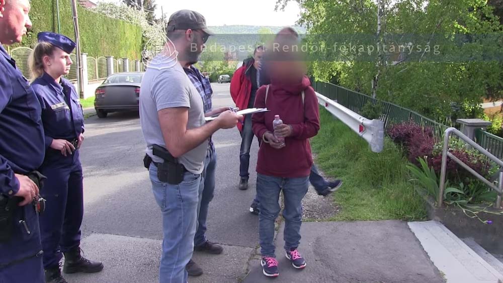 „Nagyon szerettem az anyukámat” – mondta a bíróság a nő, aki telefonzsinórral fojtotta meg nevelőanyját a Bimbó úton