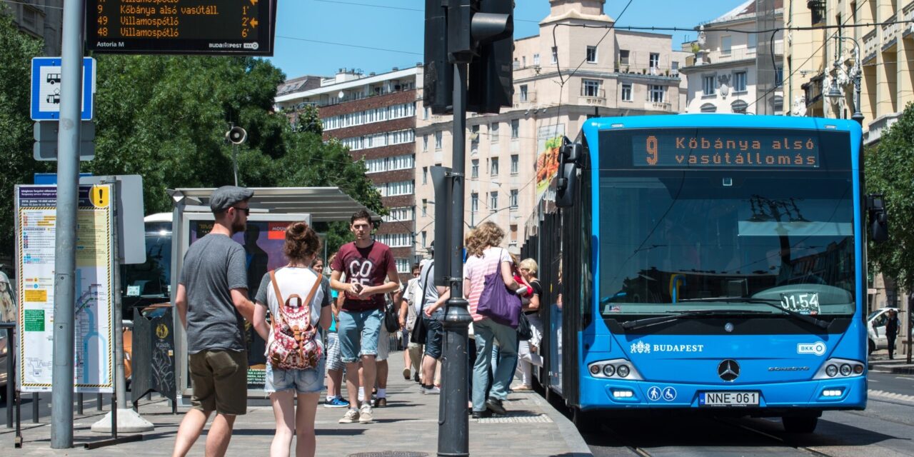 Fontos fejlesztés és nagy segítség: megjelentek a „beszélő buszok” Budapesten