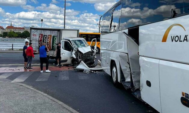 Összeütközött a kisteherautó a Volánbusz pápai járatával a Petőfi hídnál, az egyik utas kifejelte a szélvédőt – helyszíni fotók
