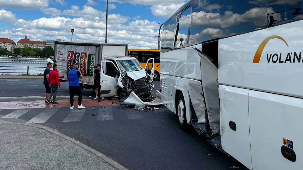 Összeütközött a kisteherautó a Volánbusz pápai járatával a Petőfi hídnál, az egyik utas kifejelte a szélvédőt – helyszíni fotók