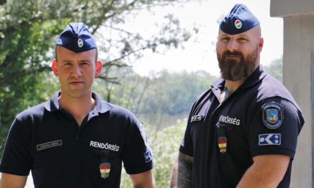 A folyóba esett egy idős férfi a kikötőben, rendőrök próbálták kimenteni az áradó vízből