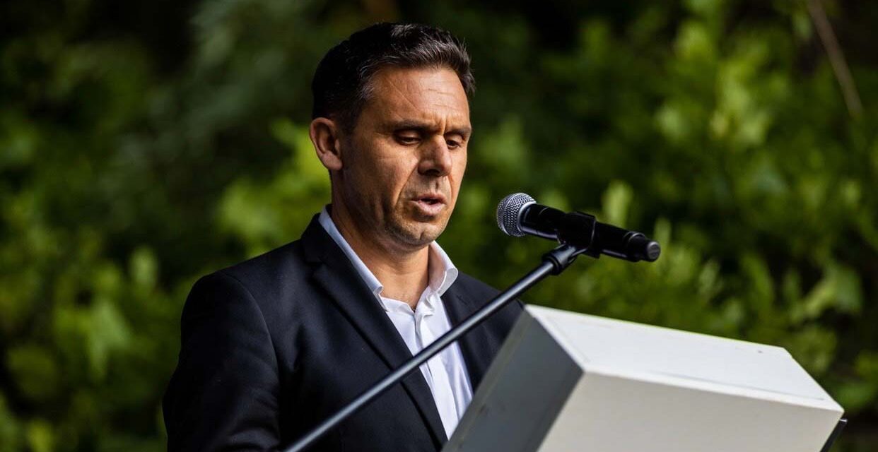 Koncz Gáborral és a Nélküled című dallal iktatták be Gödön Kammerer Zoltánt