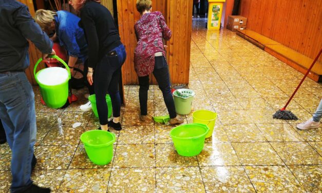 Durva meglepetés a folyosókon: elöntötte a víz az egyik budakalászi általános iskolát. Egyre több a csőtörés, semmi nem marad szárazon