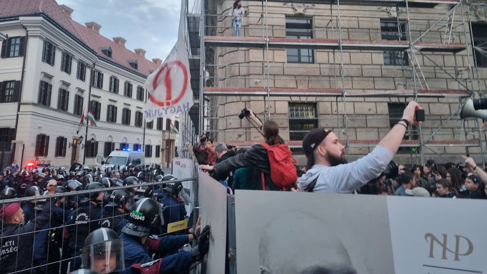 Elszabadult a pokol a Karmelita kolostornál: ismét lefújták a tüntetőket, többeket előállítottak, amiért rendőrökre támadtak