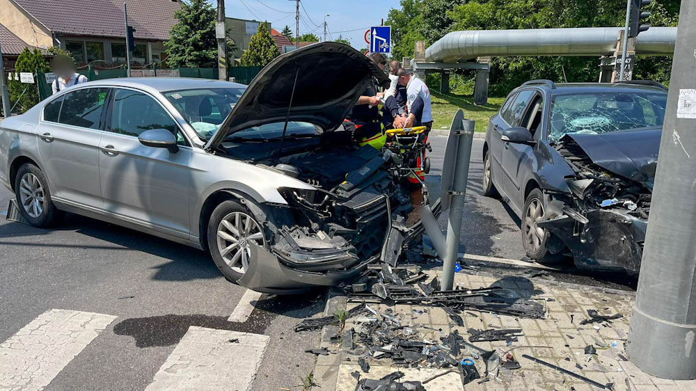Durva csattanás a 19. kerületben: ismét nem sikerült értelmezni a telizöld jelzést, az ütközés elkerülhetetlenné vált