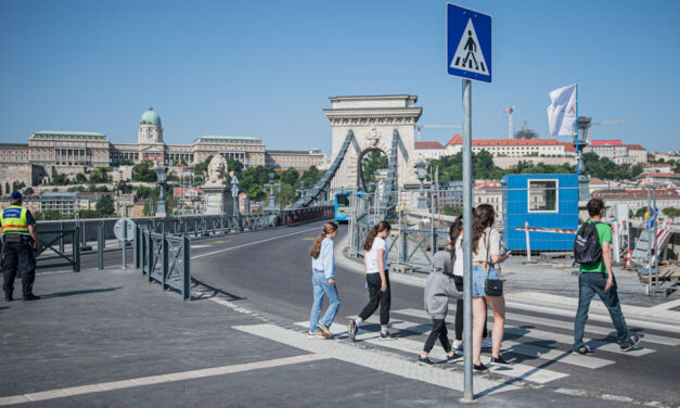 Új szavazást szeretne a Magyar Autóklub, szerintük manipulatív volt a kérdéssor, ami alapján kitiltották az autókat a Lánchídról
