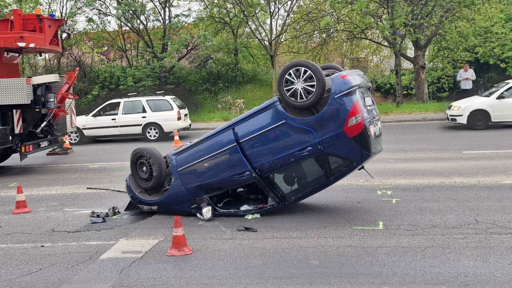 Hármas karambol a 11. kerületben, kórházba szállították a balesetet okozó idős nőt