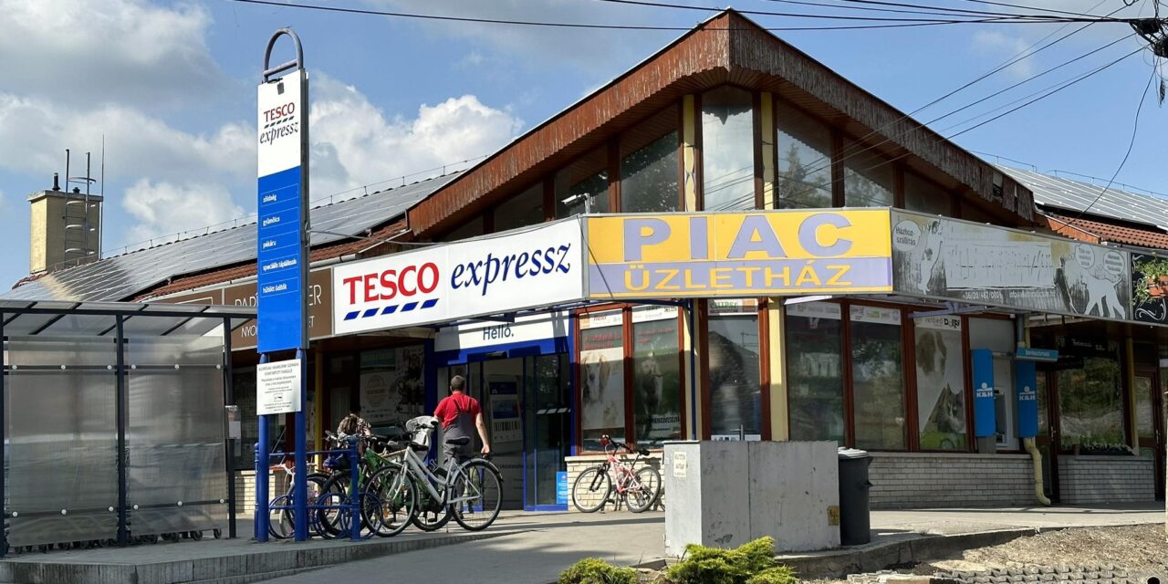 Összehangolt bombariadó a Tescoban: Budakeszi után Pátyon is kiüríttették az üzletet