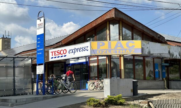 Összehangolt bombariadó a Tescoban: Budakeszi után Pátyon is kiüríttették az üzletet