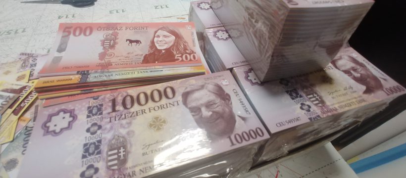 Soros György fotójával nyomtatott tízezressel fizetett a kocsmában