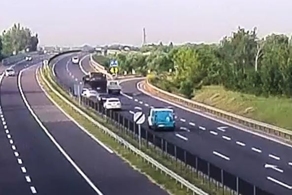 A buszsorőr elnézte a sávváltást, majdnem szörnyű katasztrófa lett belőle