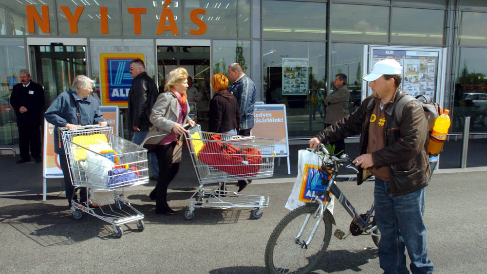 Milliós fizetésekkel csábítanak a német diszkontláncok