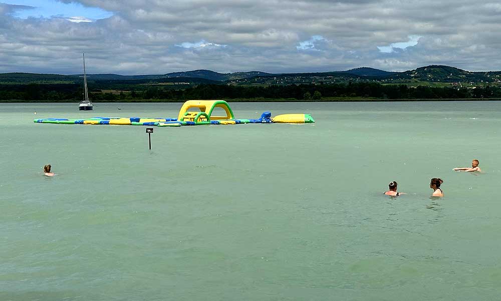 MOST ÉRKEZETT! Eltűnt egy 14 éves budapesti lány a balatonudvari strandról, a tóban találták meg a rendőrök – VIDEÓVAL!