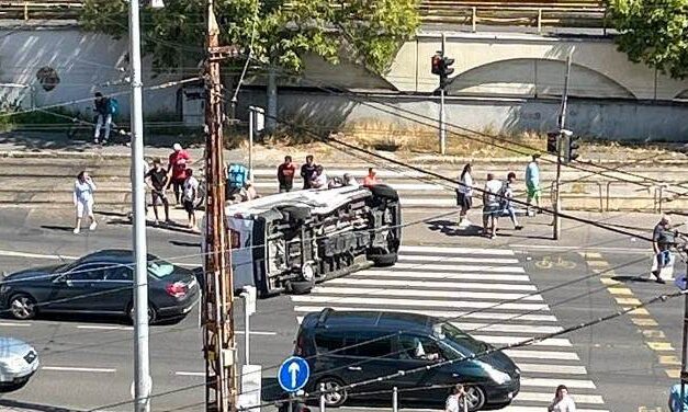 Nagy baleset az Orczy téren: piroson átszáguldó furgont borított fel egy taxi – fotók a helyszínről
