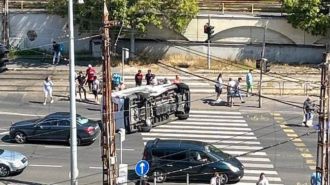 Nagy baleset az Orczy téren: piroson átszáguldó furgont borított fel egy taxi – fotók a helyszínről