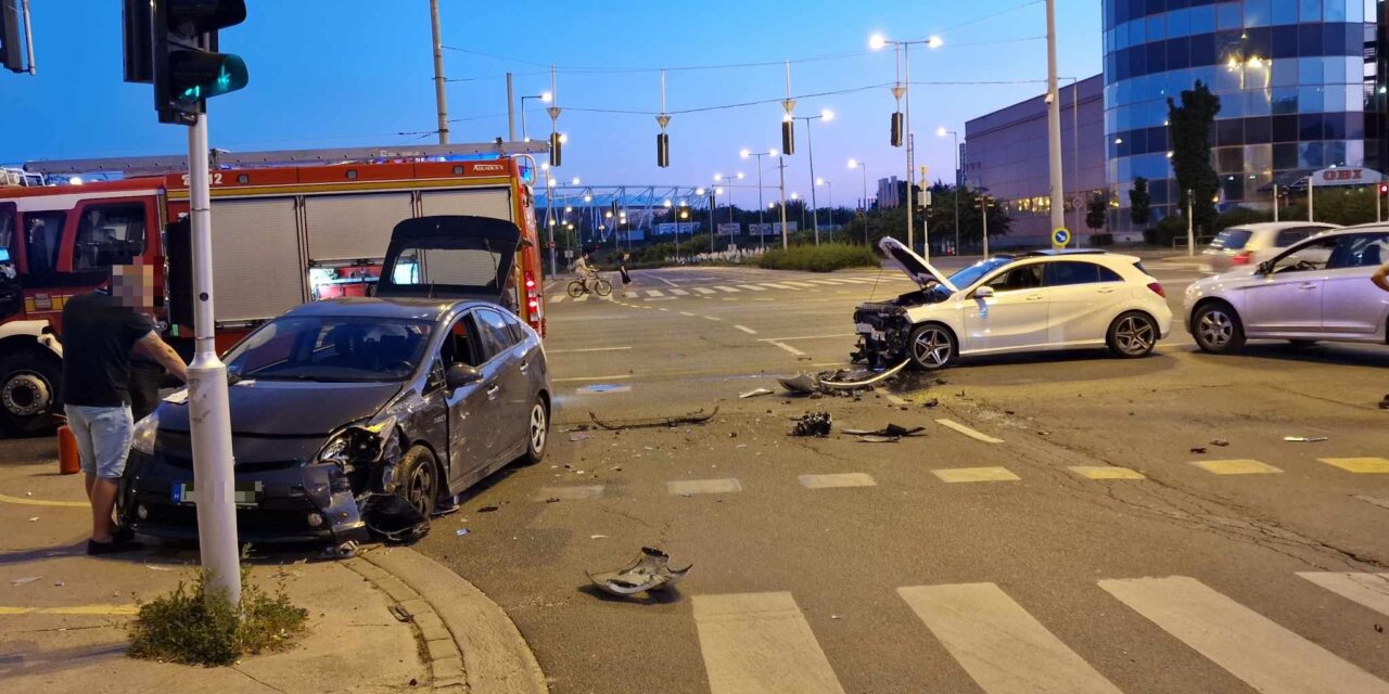 Kiütötték a szabályosan haladó Mercedest a jelzőlámpás csomópontban, egy féléves kislányt is kórházba szállítottak a 9. kerületből