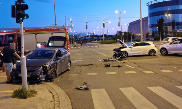 Kiütötték a szabályosan haladó Mercedest a jelzőlámpás csomópontban, egy féléves kislányt is kórházba szállítottak a 9. kerületből