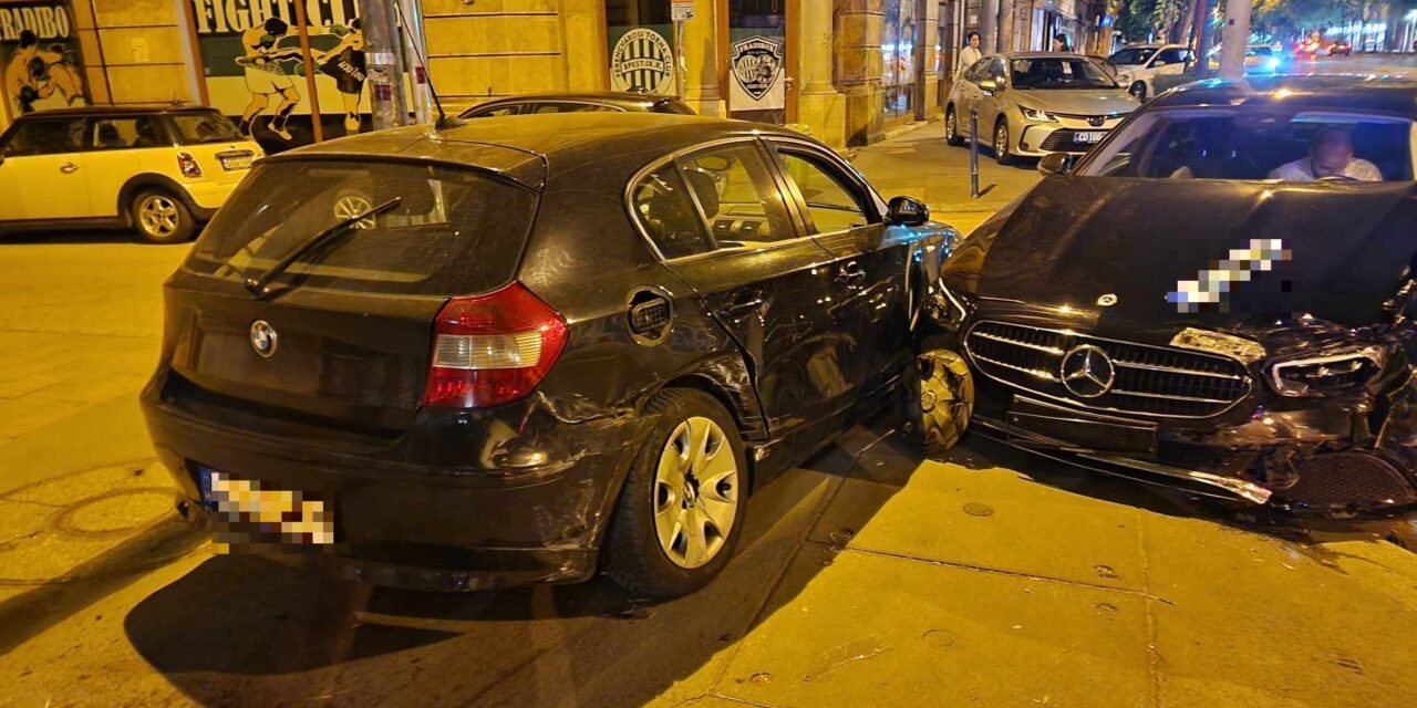 Az Üllői úton karambolozott a grúz nagykövet szolgálati autója – alaposan megpördítette a Mercedes a BMW-t