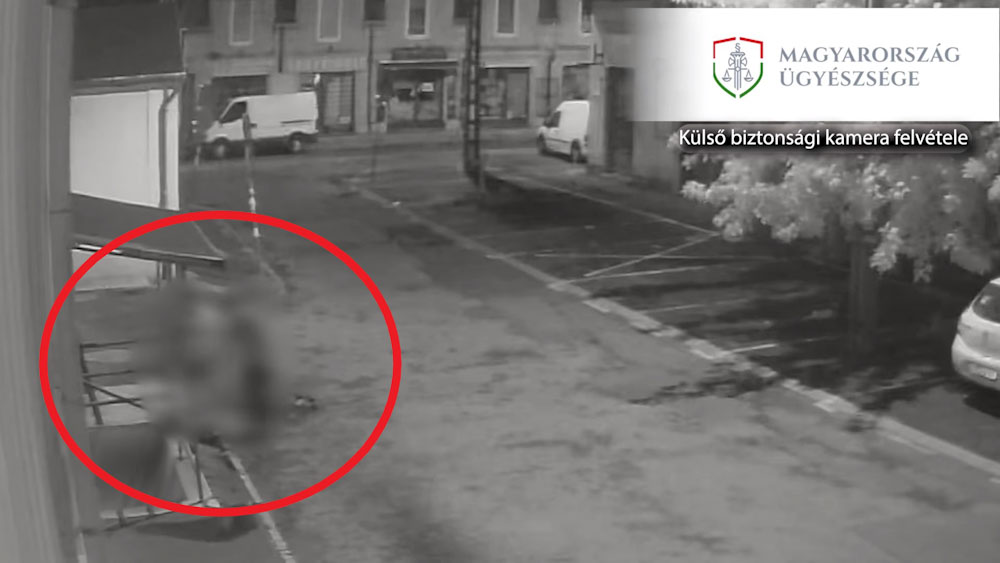 Videón, ahogy betontömbbel akarta kioltani egy ismeretlen hajléktalan életét egy fiatal Pesterzsébeten – Hosszú évekre börtönbe kerülhet aljassága miatt