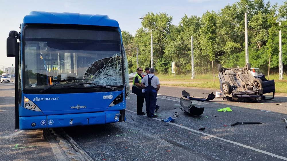 Csuklósbusznak ütközött a Suzuki az Örs vezér terénél – megsérült a buszsofőr és az Ignis két utasa is – helyszíni fotók