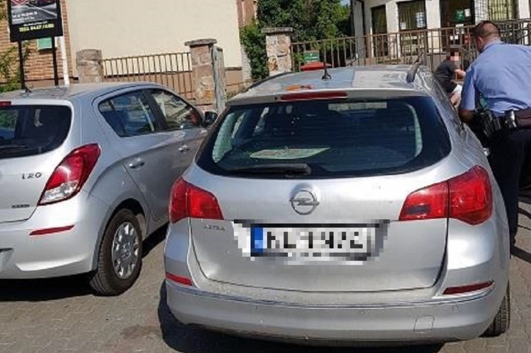 Kétségbeesetten kért segítséget a rendőröktől egy anyuka Dunaharasztiban a forró kocsiban rekedt a 1,5 éves kislánya