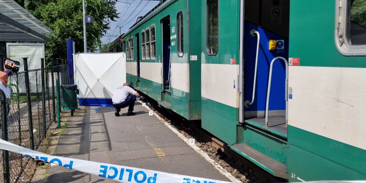 „2-3 méterre a HÉV előtt lépett be, beesett alá” – esélye sem volt a túlélésre annak a férfinak, aki fülhallgatóval a fülén lépett a HÉV elé Dunaharasztiban