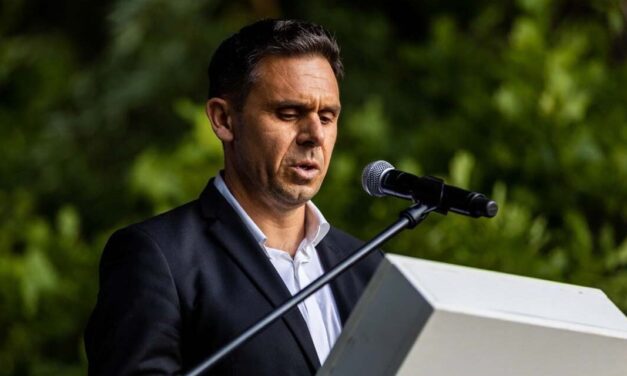 Kammerer Zoltán kirúgta az ellene induló alpolgármestert és ezzel egy időben felemelte a képviselők fizetését Gödön