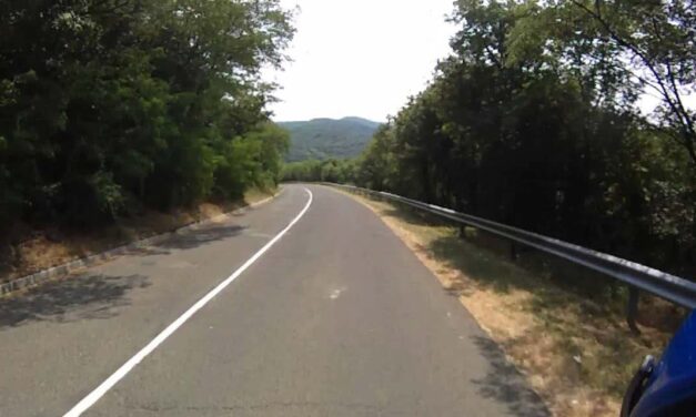 „Diszkriminatív és igazságtalan” – Felháborodtak a motorosok, hogy kitiltották őket a Fellegvárhoz vezető útról
