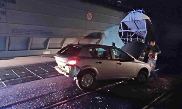 Tehervonat és személyautó ütközött Pilisnél, a sofőr csodával határos módon úszta meg a balesetet