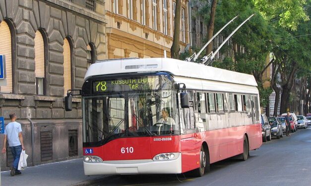 Porig égett egy műhely az Elem utcában: egy javításon lévő, 140 milliós troli is áldozatul esett
