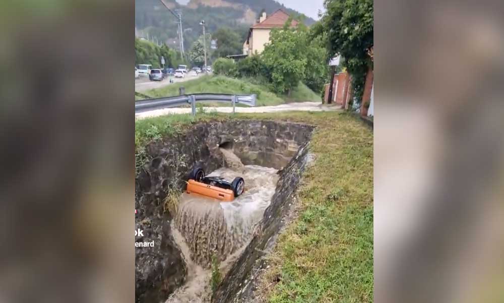 Drámai vihar: A felhőszakadás közben árokba zuhant autójával egy nő, kiáradtak a patakok, több udvart elöntött a víz a budai oldalon – Videó