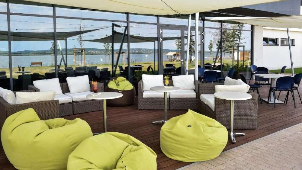 Idéntől nem nyaralhatnak az agárdi hotelben a mozgássérült gyerekek, mert az akkumulátorgyár vendégmunkásai laknak ott