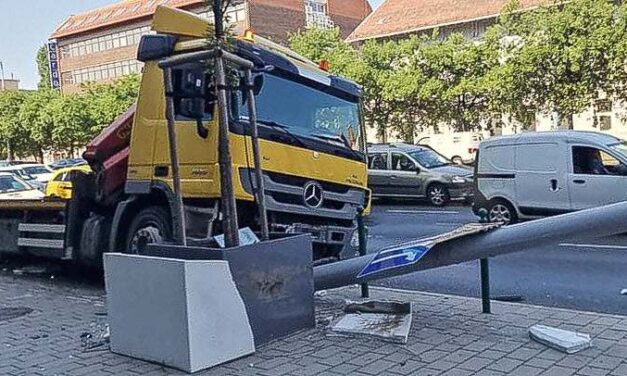 Mindent letarolt az elszabadult teherautó a Váci út kivezető oldalán