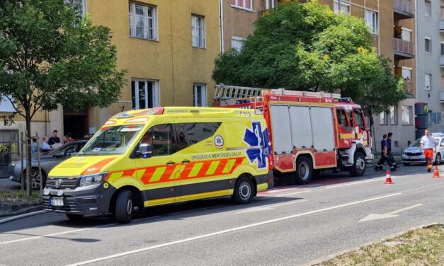 Kigyulladt egy lakás a Bocskai úton, válságos állapotban került kórházba az ottlakó idős nő – helyszíni fotók