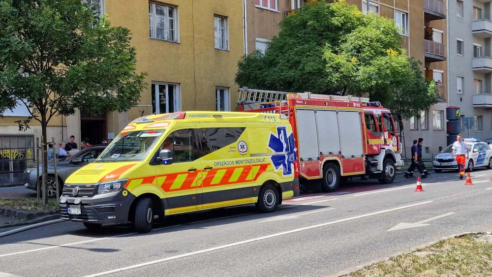 Kigyulladt egy lakás a Bocskai úton, válságos állapotban került kórházba az ottlakó idős nő – helyszíni fotók