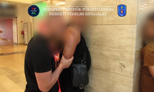 Csomagküldő szolgálatos csalókra csaptak le a rendőrök az Aréna plázában, 62 millió forintot zsebeltek be