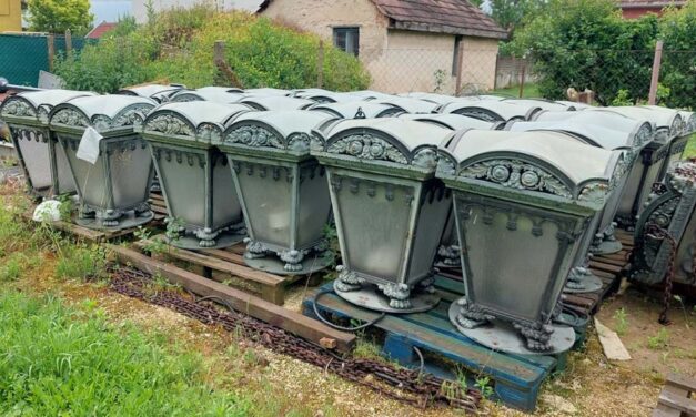 Másfél millió forintért bárki megveheti a Lánchíd egyik kandeláberét