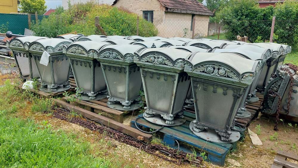 Másfél millió forintért bárki megveheti a Lánchíd egyik kandeláberét